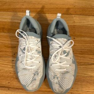 Sorel Women’s Explorer Blitz sneakers size 8.